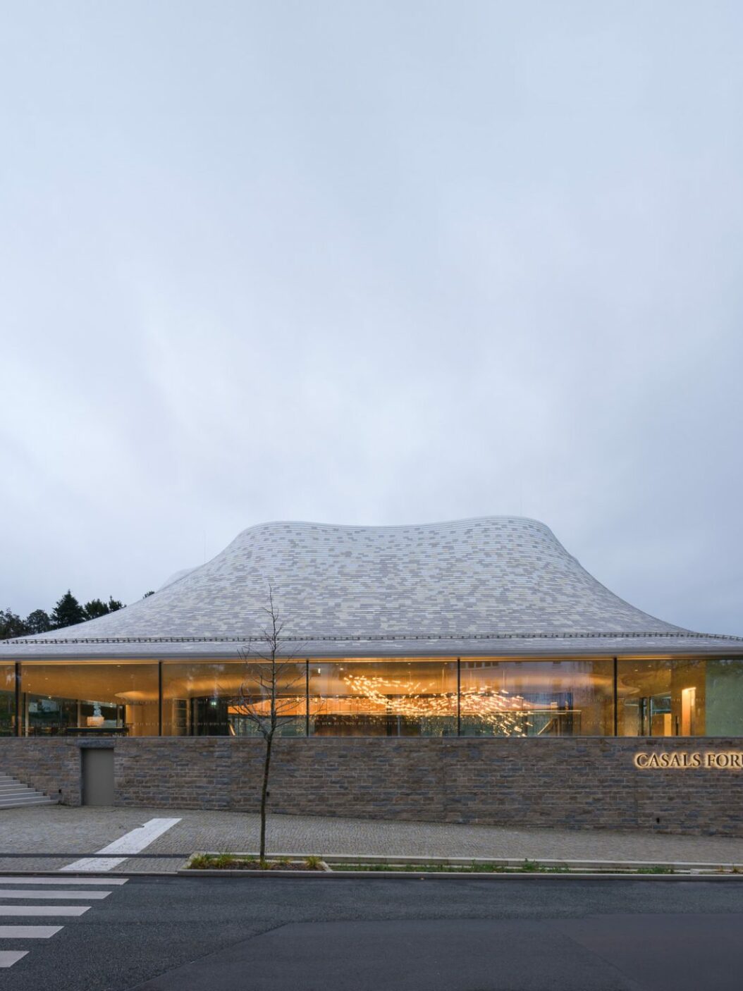 Lighting Design : Licht Kunst Licht Architects : Staab Architekten GmbH Acoustic Designer : Peutz bv Location : Kronberg, Germany Prize: Tesla Lighting Design Award Designooor Hamed Mahzoon