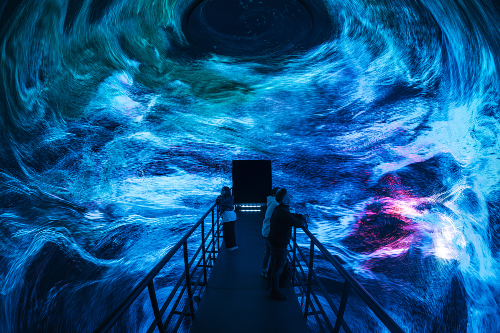 Point of singularity: the first immersive AV installation inside a 360° LED sphere 
Brand : SILA SVETA
Designer: Alexandr Us
Designooor 
Hamed Mahzoon