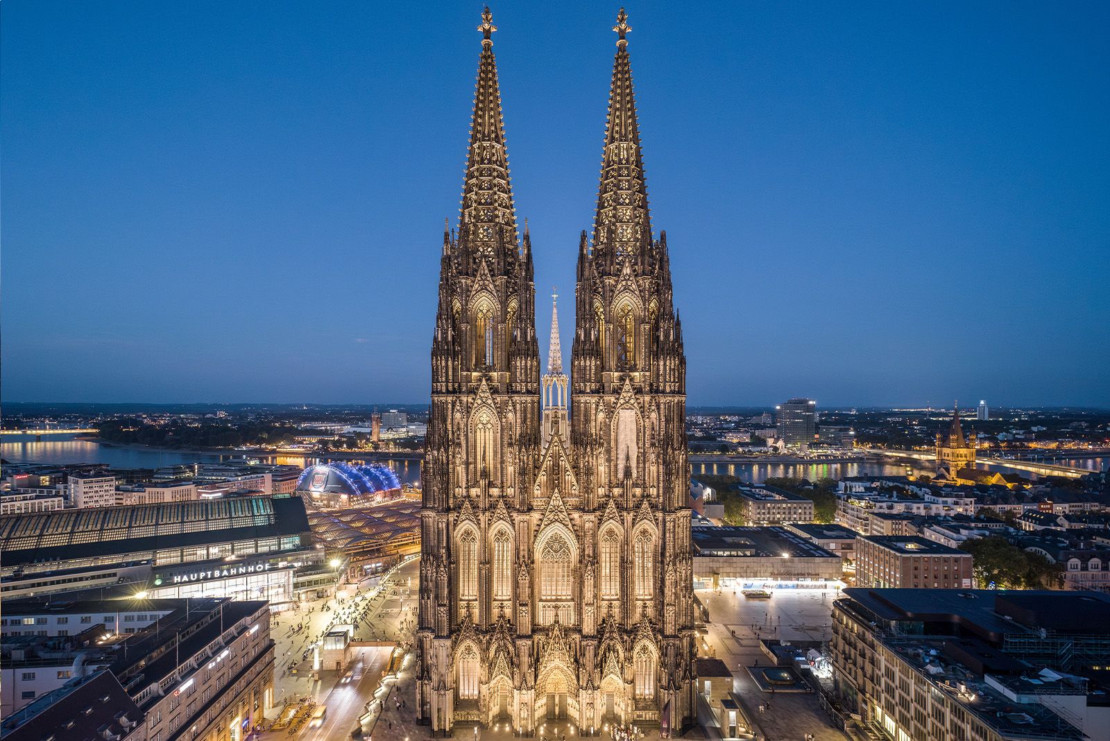 The International Project of the Year was awarded to Cologne Cathedral – Licht Kunst, designed by Licht Kunst Licht AG. The project addressed a historically layered structure, relying on careful placement and calibrated intensity rather than visual emphasis.