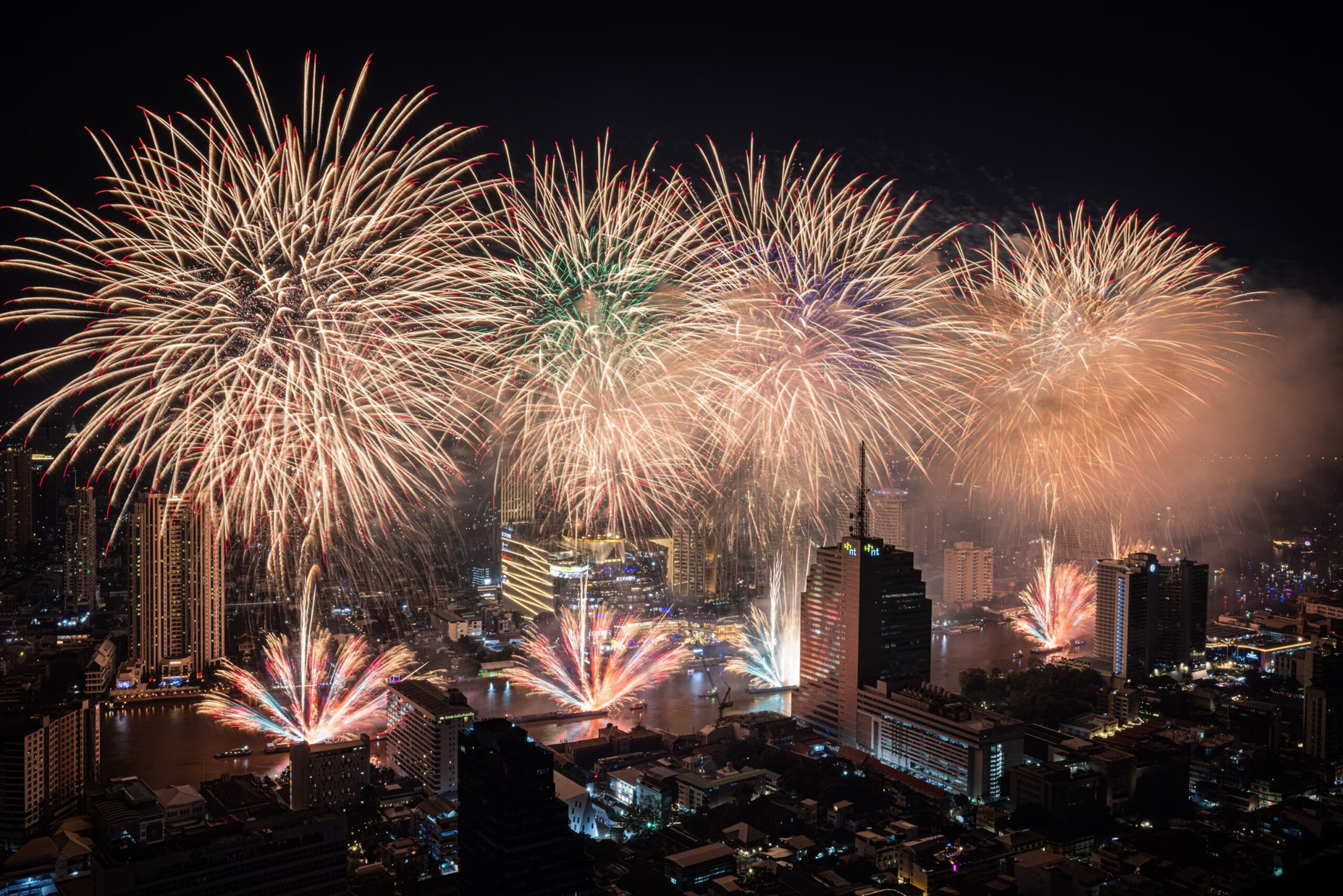 New Year’s Eve 2026 lighting and fireworks celebrations across international cities, showcasing architectural lighting, urban illumination, projection mapping, drones, and public space light design. Visual documentation of global New Year events in the United Arab Emirates, Australia, United States, United Kingdom, France, Germany, Italy, Singapore, Thailand, Japan, and South Korea. Written by Hamed Mahzoon. Media: Designooor lighting media and academy.