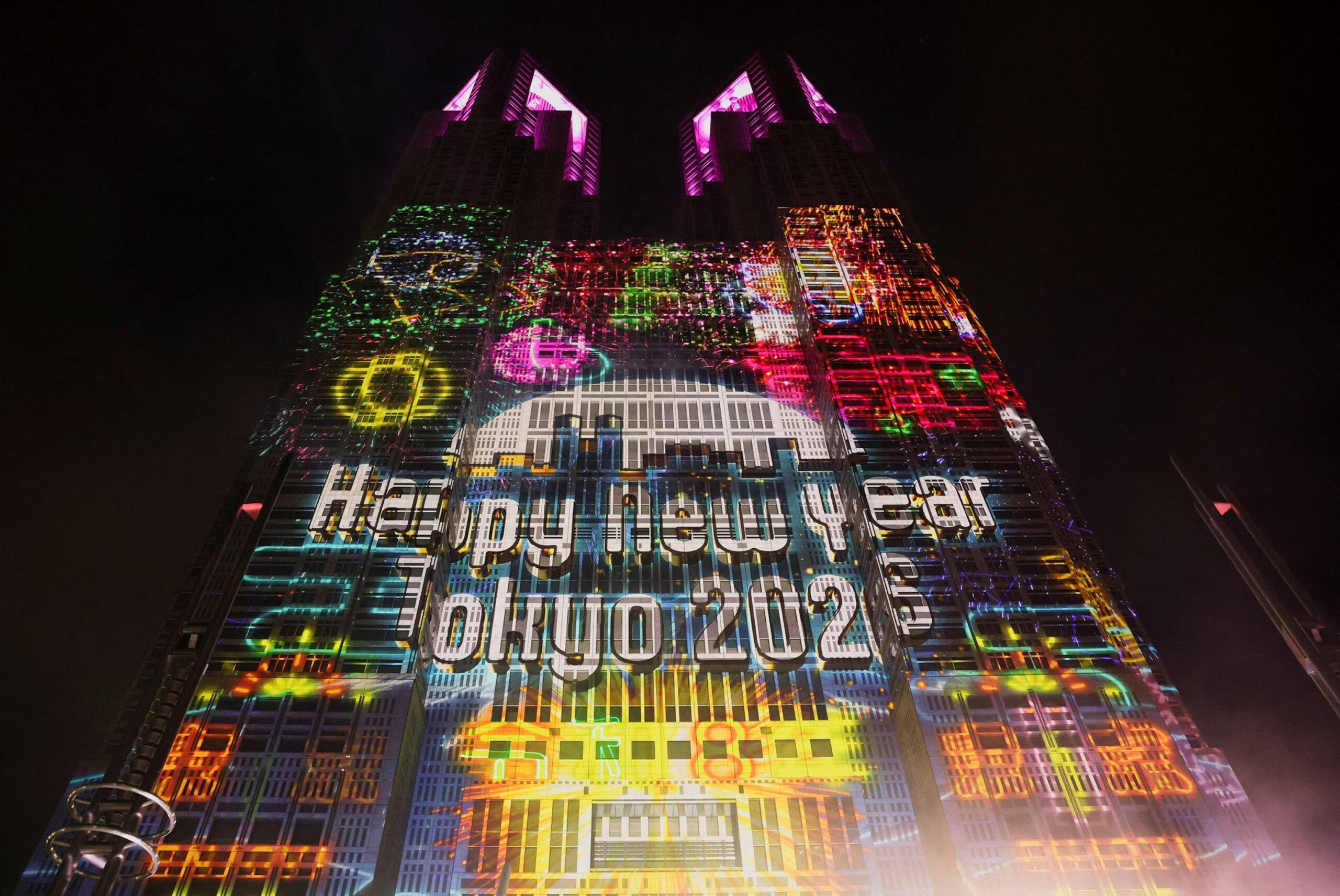 New Year’s Eve 2026 lighting and fireworks celebrations across international cities, showcasing architectural lighting, urban illumination, projection mapping, drones, and public space light design. Visual documentation of global New Year events in the United Arab Emirates, Australia, United States, United Kingdom, France, Germany, Italy, Singapore, Thailand, Japan, and South Korea. Written by Hamed Mahzoon. Media: Designooor lighting media and academy.