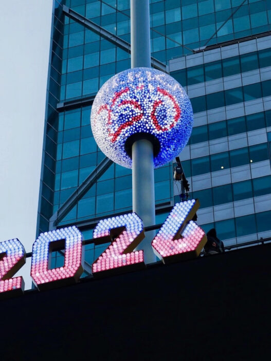 New Year’s Eve 2026 lighting and fireworks celebrations across international cities, showcasing architectural lighting, urban illumination, projection mapping, drones, and public space light design. Visual documentation of global New Year events in the United Arab Emirates, Australia, United States, United Kingdom, France, Germany, Italy, Singapore, Thailand, Japan, and South Korea. Written by Hamed Mahzoon. Media: Designooor lighting media and academy.