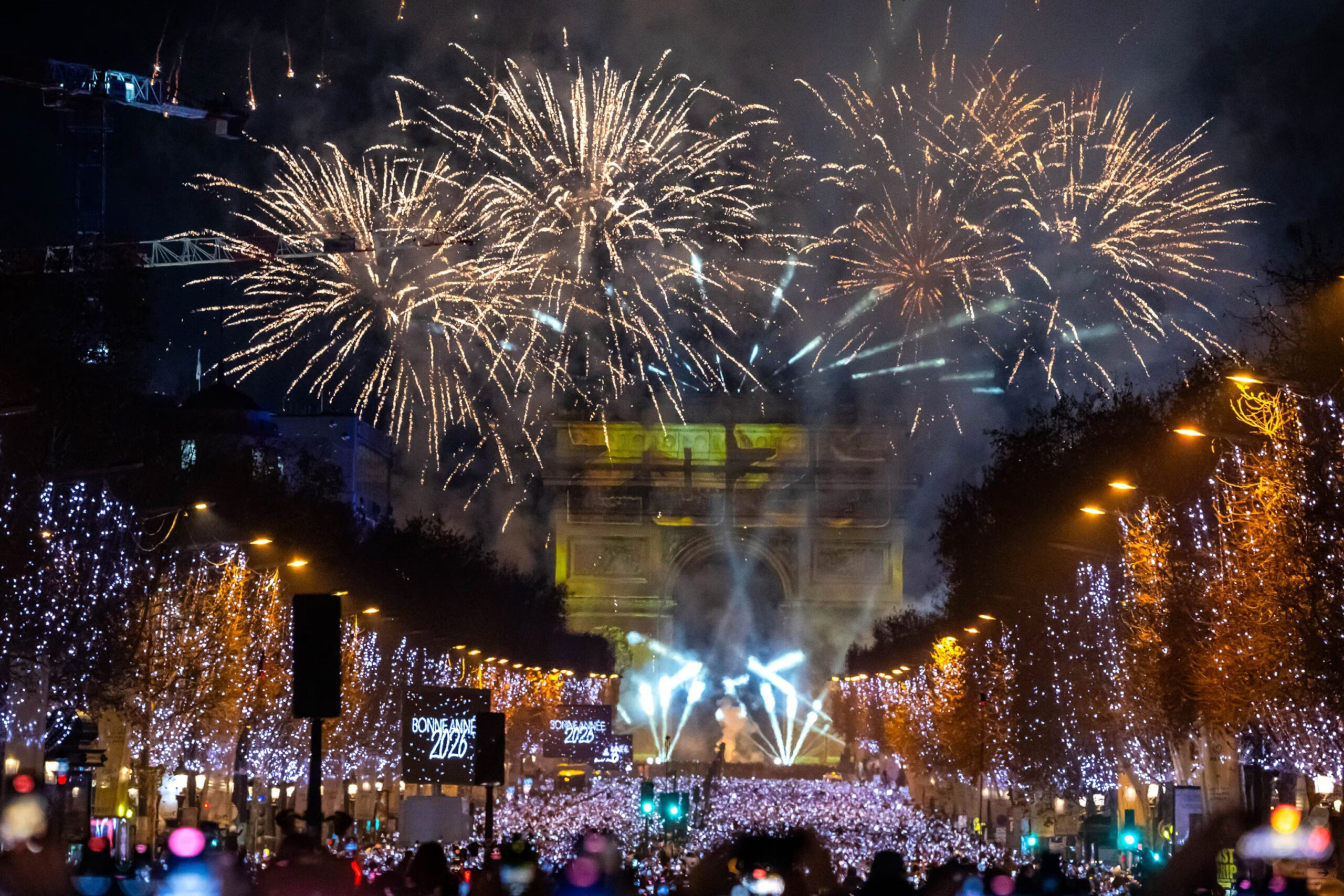 New Year’s Eve 2026 lighting and fireworks celebrations across international cities, showcasing architectural lighting, urban illumination, projection mapping, drones, and public space light design. Visual documentation of global New Year events in the United Arab Emirates, Australia, United States, United Kingdom, France, Germany, Italy, Singapore, Thailand, Japan, and South Korea. Written by Hamed Mahzoon. Media: Designooor lighting media and academy.